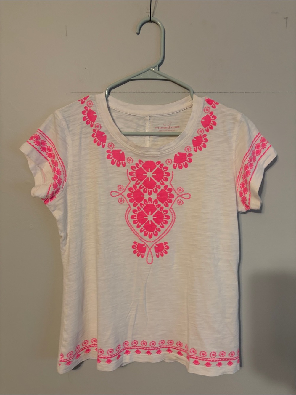 Vineyard Vines White Short Sleeve Tee with Neon Pink print. Small. 💯 cotton.
